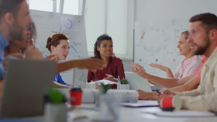 Multinationale Partner verhandeln in modernem Büro