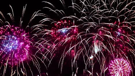 Coloridos-Fuegos-Artificiales-Explotando-En-El-Cielo-Nocturno.-Celebraciones-Y-Eventos-En-Vivos-Colores.