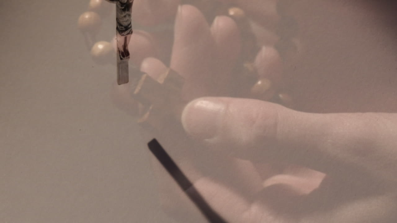 십자가 위 에  ⁇ 주슬 을  ⁇ 고 기도 하는 백인 여자 의 애니메이션