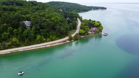 Hermoso-Lago-Mostrado-A-Través-De-Un-Mini-Dron-Mavic