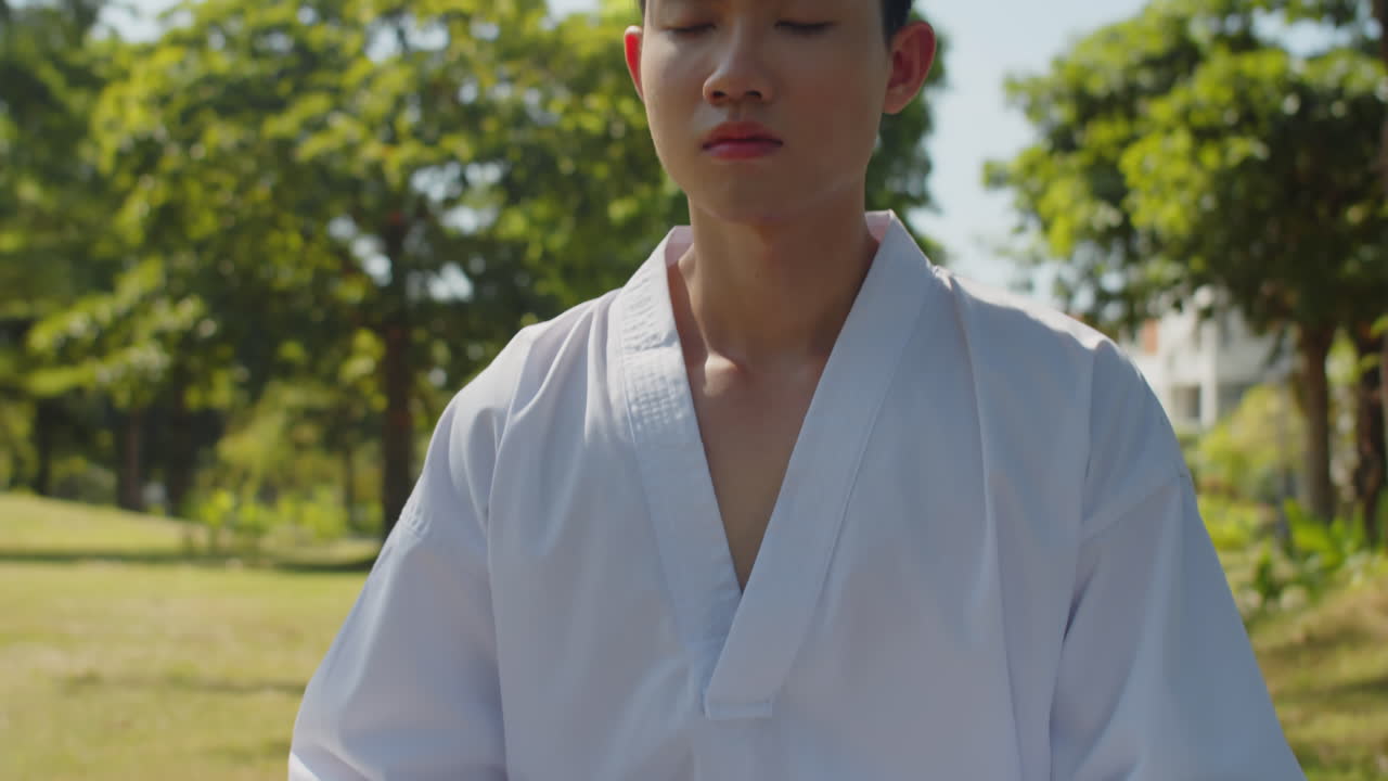 V1-0012_2023.12.14 DI Trung Crossmedia People practising taekwondo00000000.mov