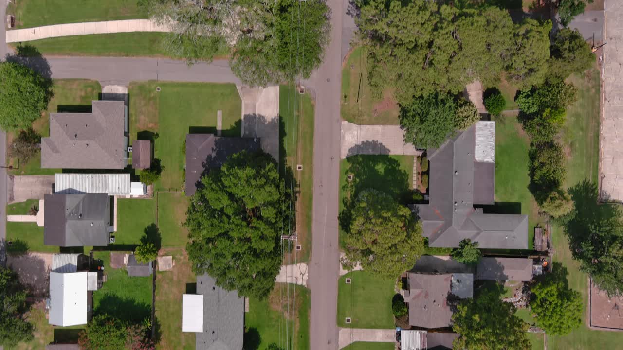 vista de pájaro de las casas en el lago charles, louisiana