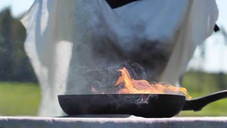 las sartenes encendidas en el aceite