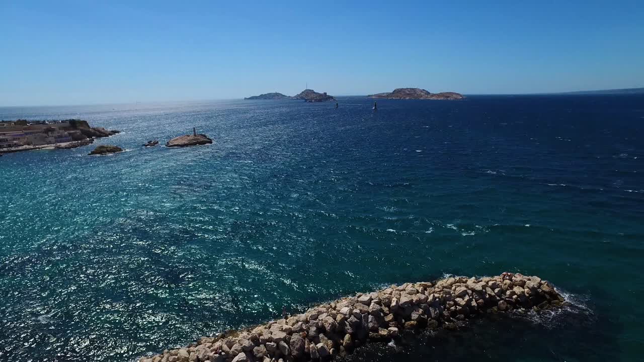 antena de francia, costa azul, menton, casas antiguas de la ciudad y mar en la riviera francesa