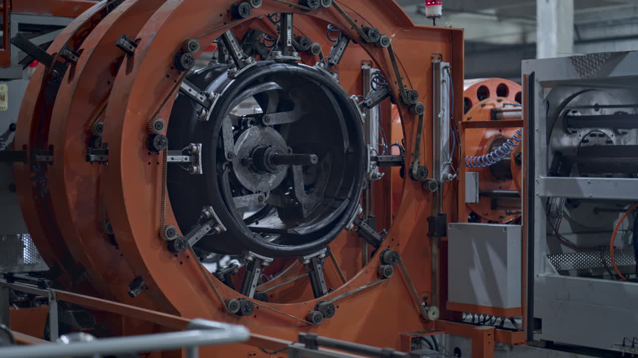 proceso de trabajo automatizado de la máquina de producción de neumáticos en la fabricación industrial