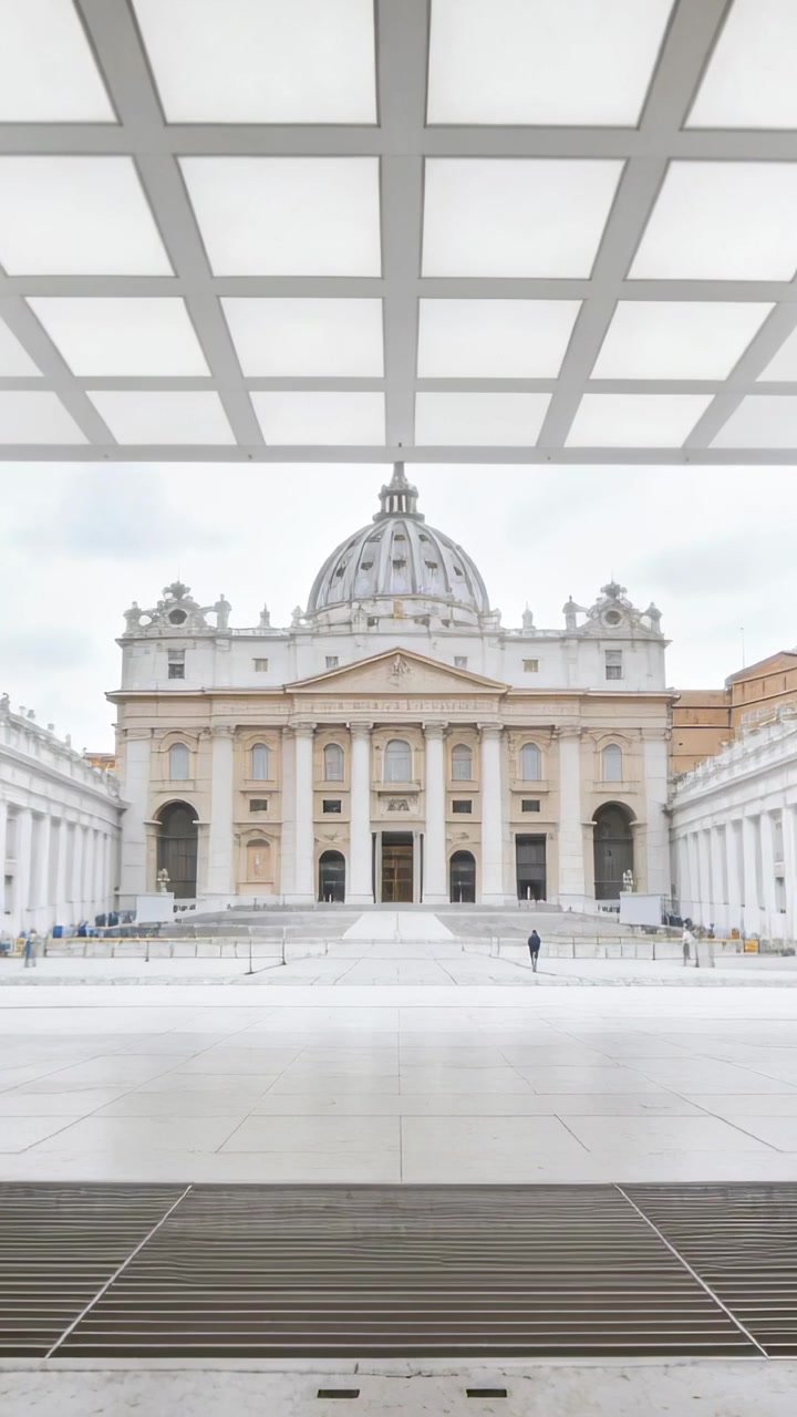 Video verticale: Entrando da destra, un adulto solitario cammina verso la basilica per raggiungere i gradini e un baldacchino.