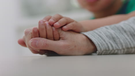 Cerrar-A-Un-Niño-Pequeño-Sosteniendo-La-Mano-De-La-Abuela-Mostrando-Afecto-A-Un-Niño-Cariñoso-Mostrando-Compasión-Por-La-Abuela-Disfrutando-Del-Vínculo-Con-El-Concepto-Familiar-Del-Nieto-Imágenes-De-4k