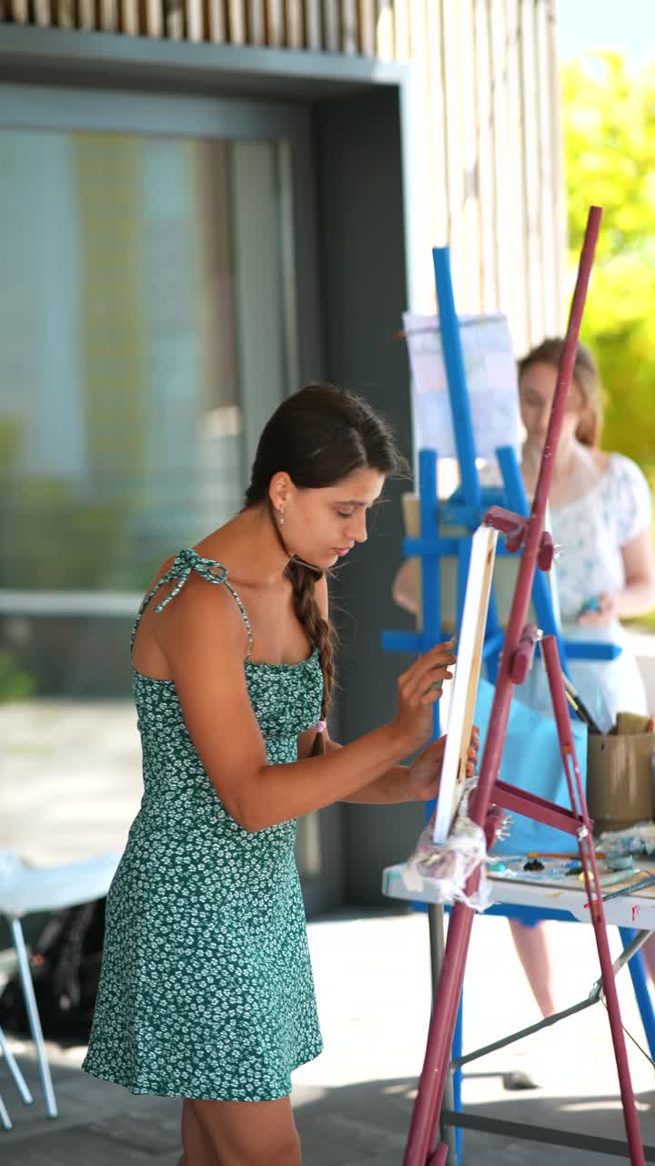 Giovani donne che dipingono all'aperto