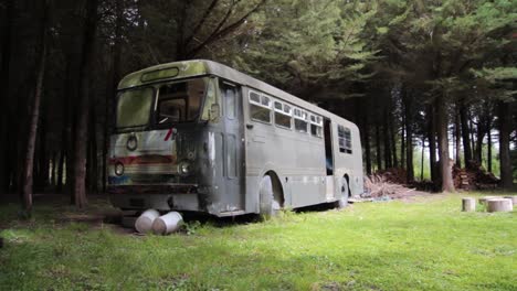 Plano-General-De-Un-Viejo-Autobús-Abandonado-Sentado-Cerca-De-Un-Bosque