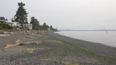 Pfanne-Von-Häusern-Am-Strand-Von-Vancouver-Island