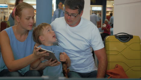 padres amorosos hijo y tablet pc