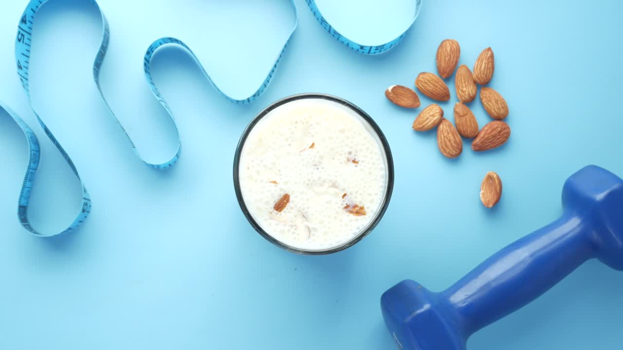 batido de almendras, equipo de entrenamiento y cinta métrica