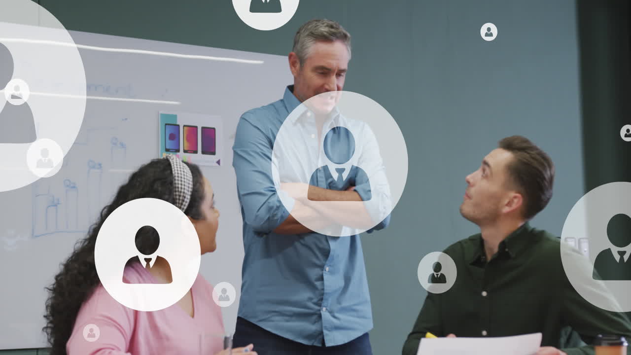 animación de múltiples iconos de perfil flotando sobre diversos colegas discutiendo juntos en la oficina