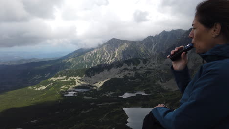 mujer vapeando en las montañas tatra de polonia, parque nacional