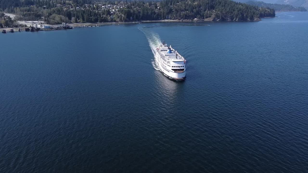 Færge fra British Columbia sejler ud over Howe Sound