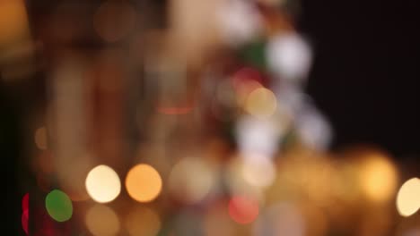 luces de navidad borrosas coloridas fondo abstracto. tiro borroso abstracto de luces de navidad bokeh parpadeando y brillando