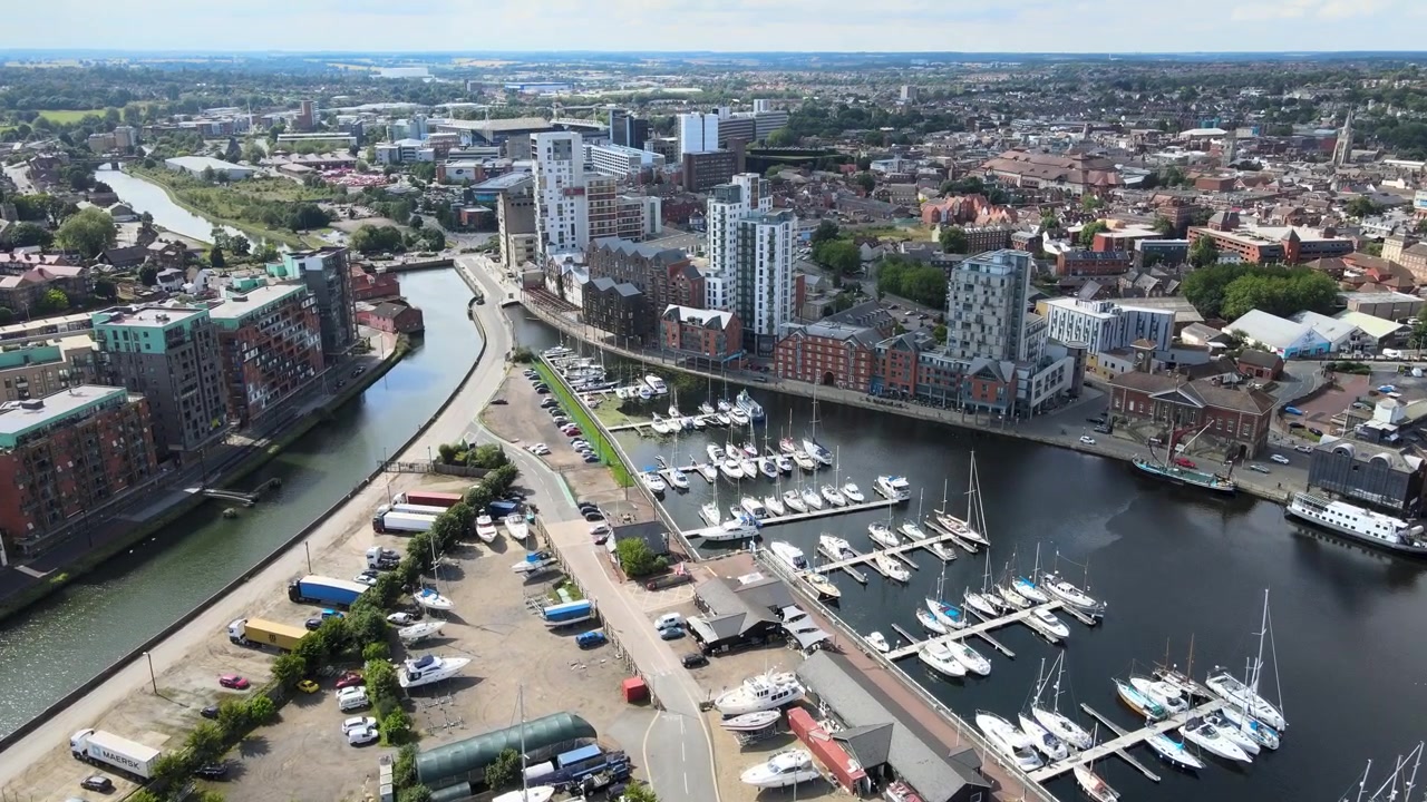 Veduta aerea con drone del porto turistico e del lungomare di Ipswich, Suffolk, Regno Unito