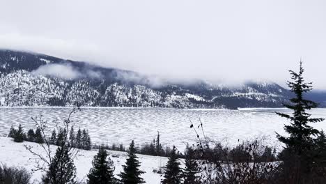 Pan-Lento-Del-Lago-Shuswap-Cubierto-De-Nieve-Y-Hielo,-British-Columbia,-Canadá