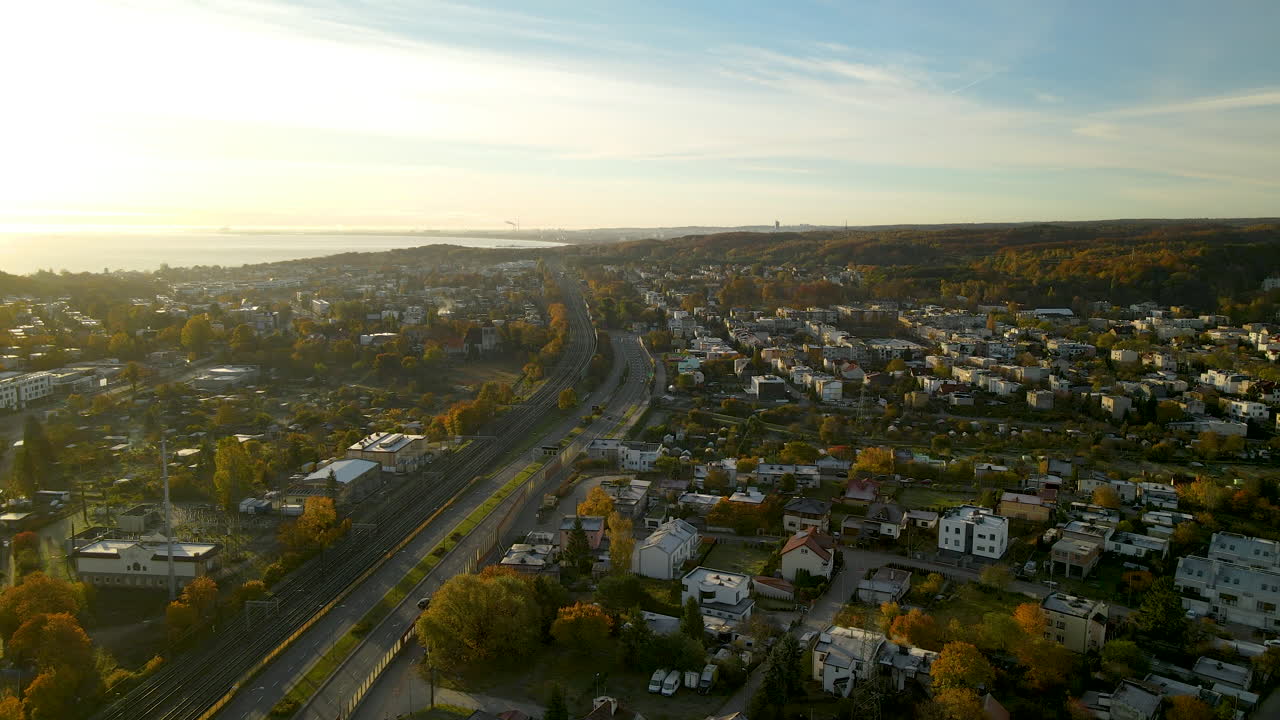Sorvolando la zona residenziale vicino a un'autostrada nella città di Gdynia all'alba di primo mattino, Polonia