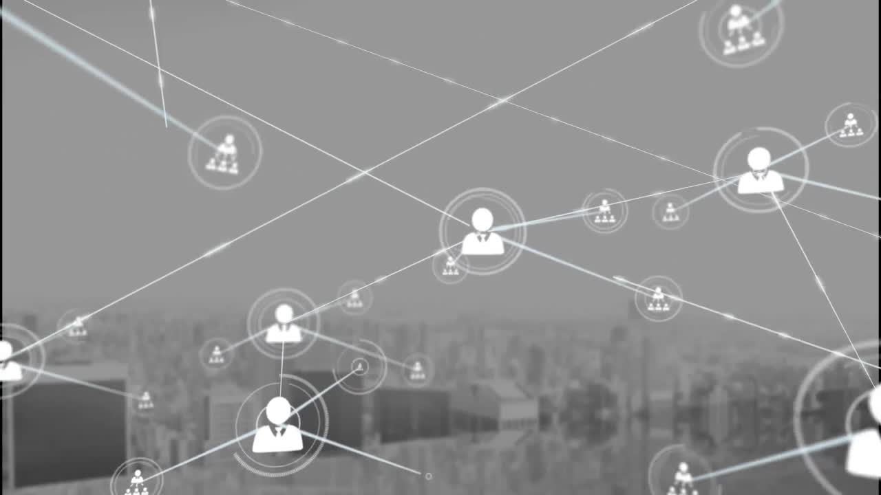 animación de iconos de perfil conectados con líneas contra el paisaje urbano durante el tiempo de niebla