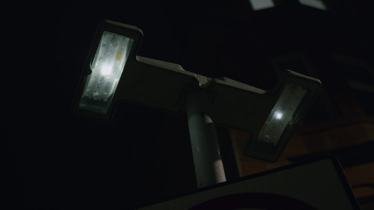 교통 신호 위에 박이는 경고등