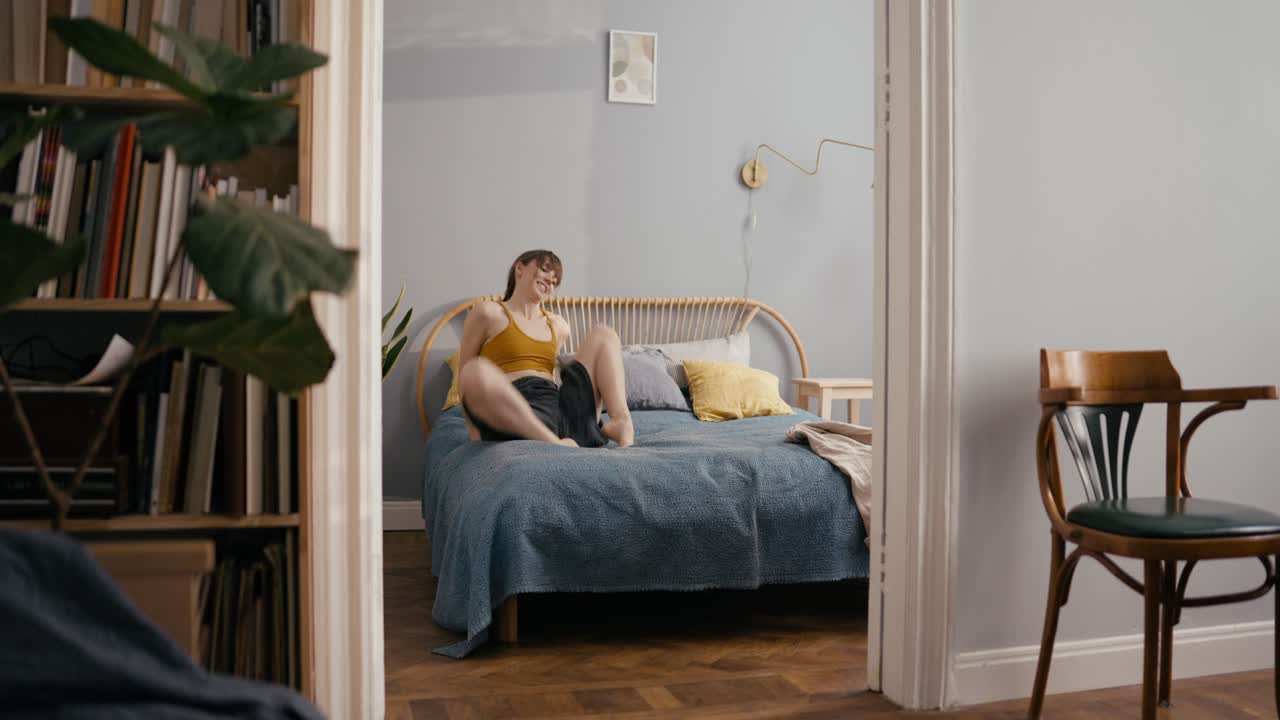 Mujer en el dormitorio.