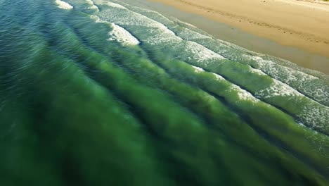 vista aérea de las olas rompiendo en la playa