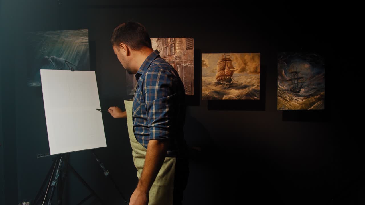 재능있는 예술가가 새로운 그림을 시작합니다.