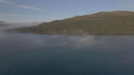 See-Sjodalsvatnet-An-Einem-Nebligen-Morgen-Mit-Waldbergen-Im-Nationalpark-Jotunheimen,-Vaga,-Norwegen