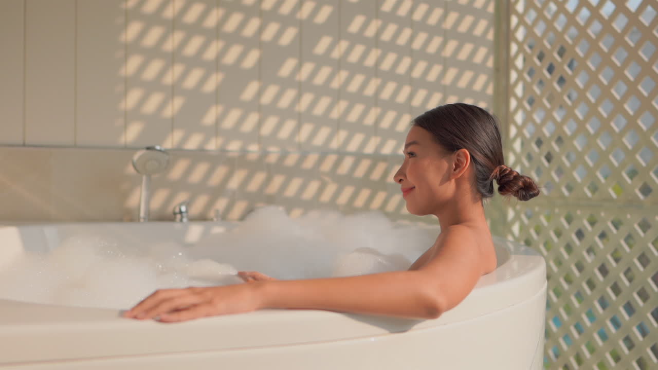 거품 욕조 에서 휴식을 취 하는 여자