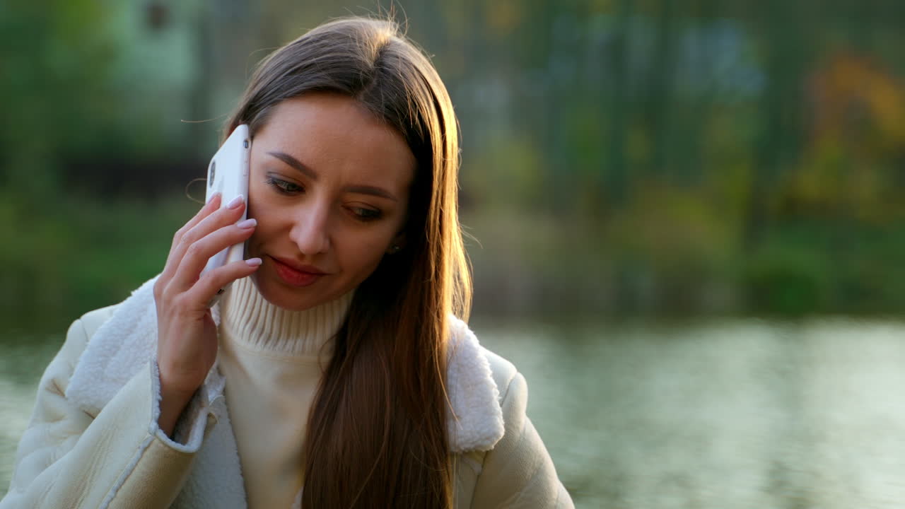 야외에서 전화 통화하는 여자