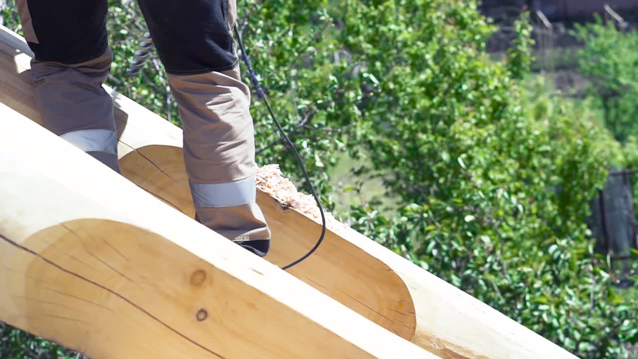 detalle de la construcción de la cabaña de madera