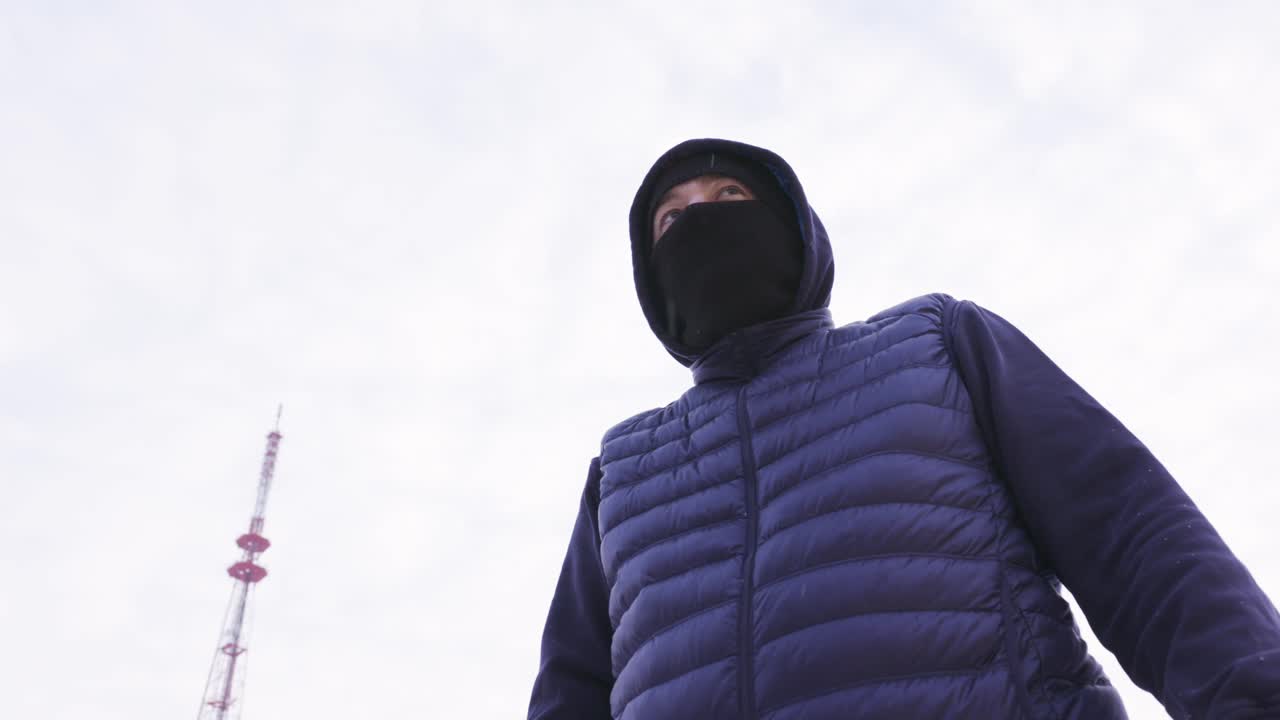 후드 재과 마스크를 입은 남자