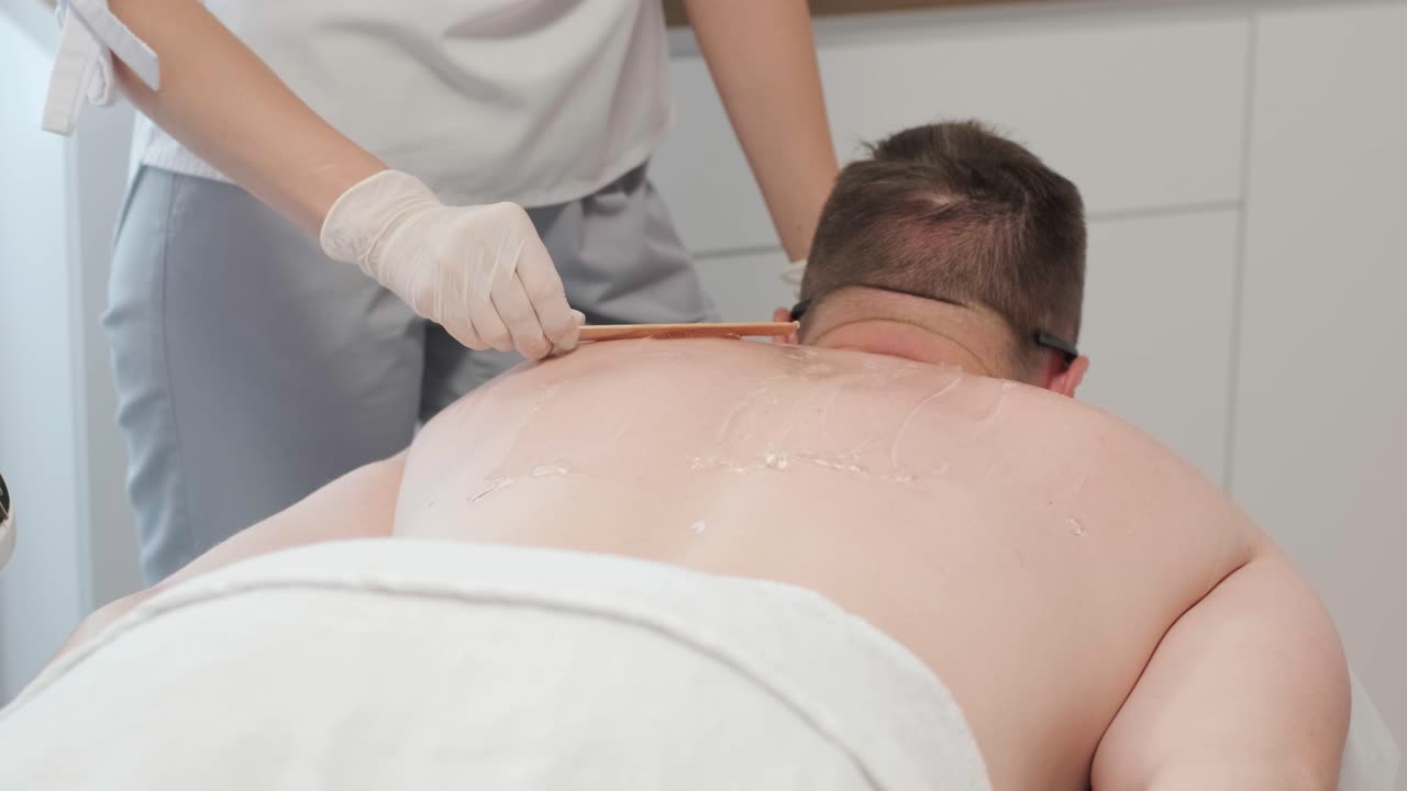 레이저 제거 - 헤어 제거 절차. 다이오드 레이저 제거의 플래시, 미용사는 아름다운 여성 다리에 머리카락을 제거합니다, 부드러운 피부를 위해 헤어 제거, 미용 스튜디오 또는 클리닉에서 레이저 절차, 신체 관리 헤어 제거 치료.