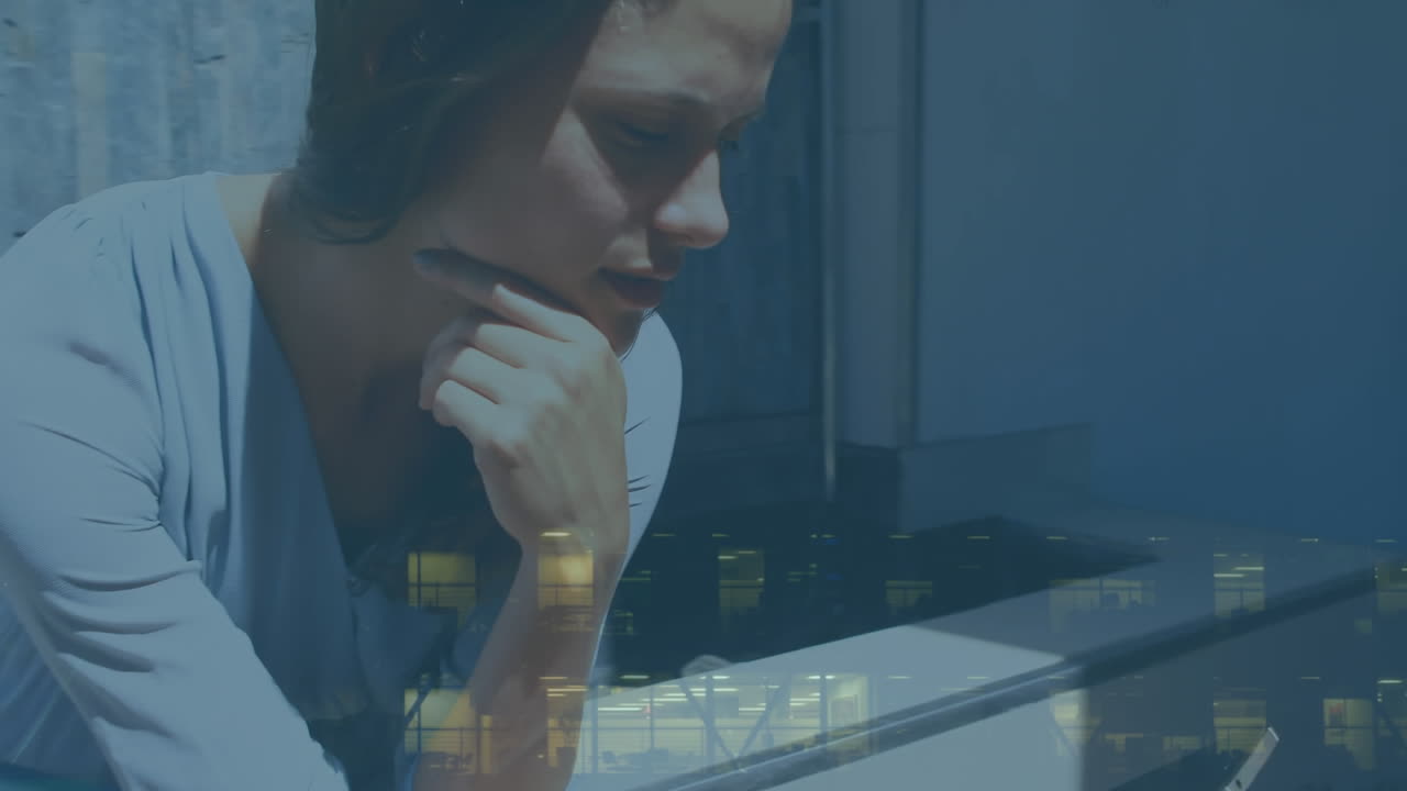 animación del paisaje urbano sobre una mujer caucásica usando un teléfono inteligente.