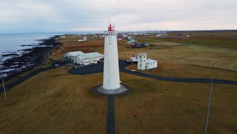 Foque-De-Un-Hermoso-Faro-Alto-En-La-Costa-Islandesa