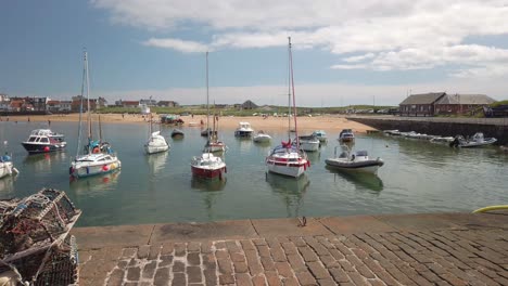 Puerto-Histórico-En-La-Costa-Este-De-Fife-Escocia-Disfrutando-Del-Sol-De-Un-Día-Temprano-De-Verano