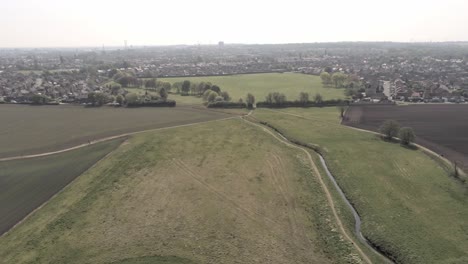 Frühe-Luftaufnahme-über-Landwirtschaftliche-Landschaft-Ackerland-Erntefeld-Wachstumspfanne-Rechts