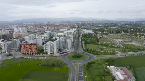 Volando-Hacia-La-Ciudad-A-Través-De-Una-Rotonda-Desde-Un-ángulo-Alto-En-Un-Día-Nublado