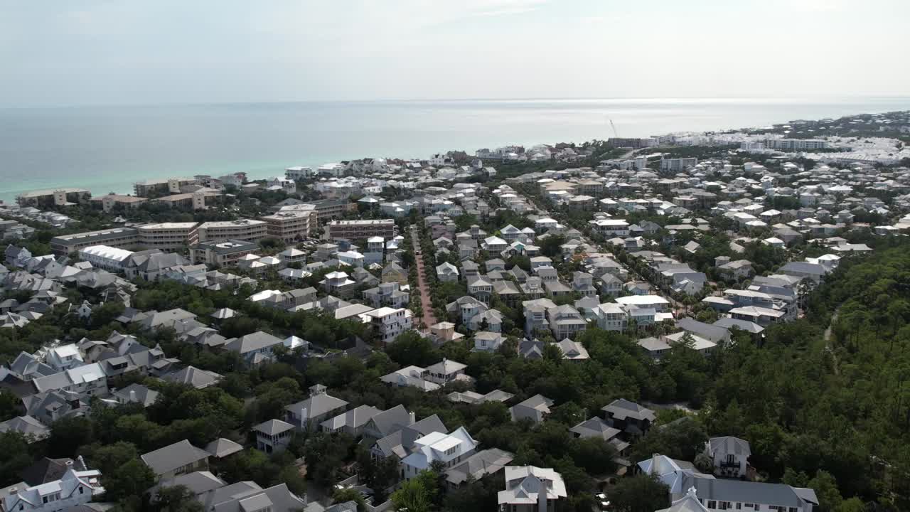 Thị trấn dân cư yên tĩnh ở Rosemary Beach, Florida, Hoa Kỳ - cảnh quay trên không
