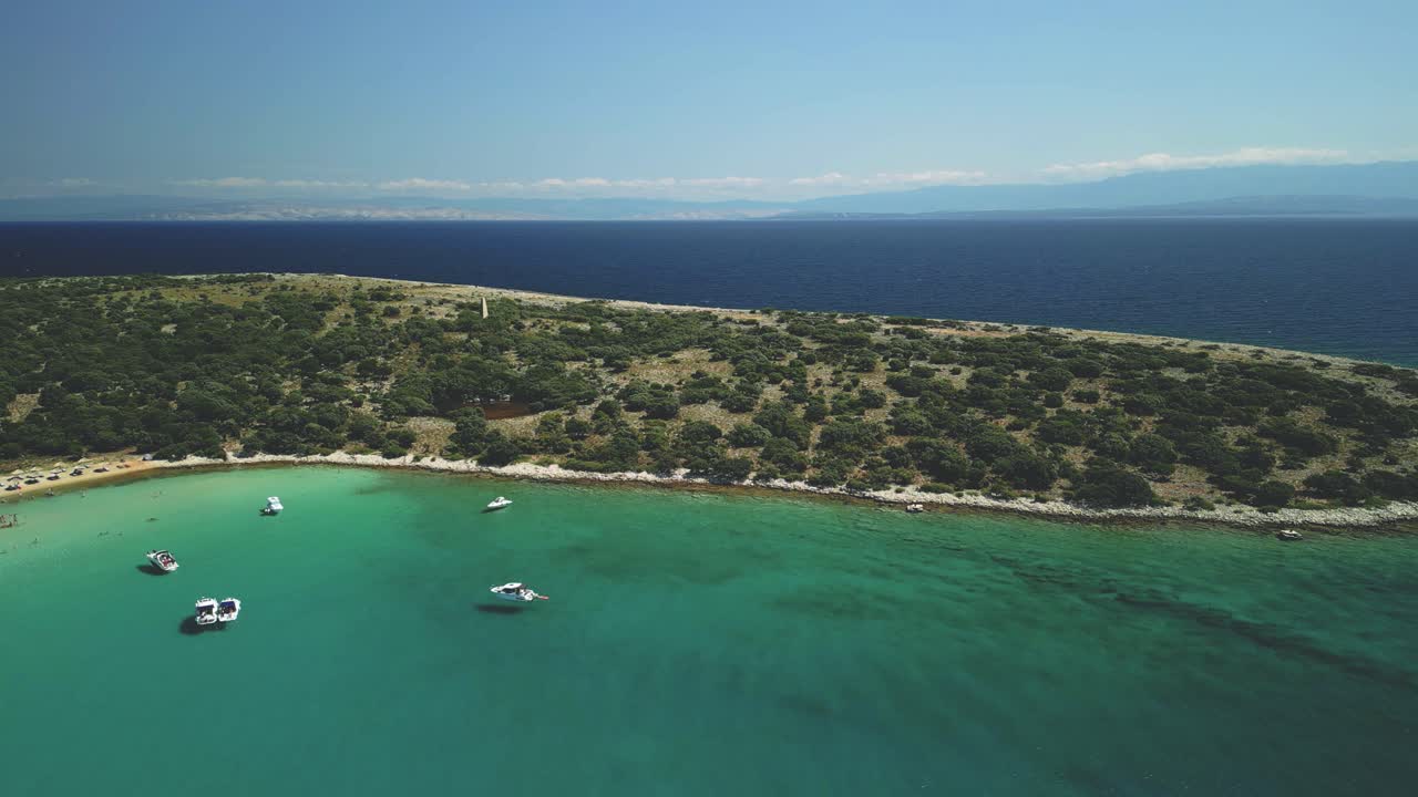 푸른 물 위 에 있는 배 들 과 푸른 해안선 을 가진 메리 만, 공중 에서 볼 수 있다