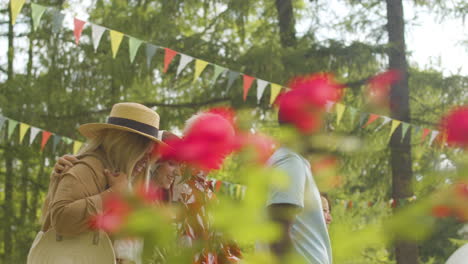 amigos en un festival de música al aire libre