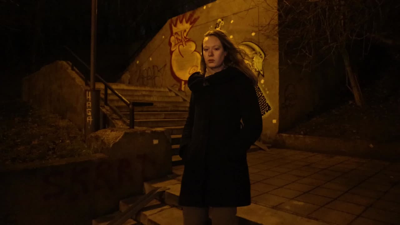 밖에서 계단을 내려가는 소녀