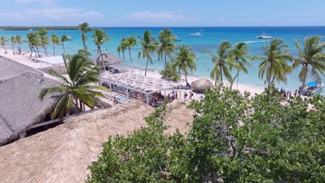 Tourists-arrive-on-beach-of-tropical-resort,-Isla-Catalina,-La-Romana