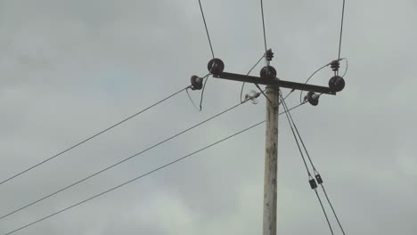Cables-Aéreos-Conectados-A-Postes-De-Madera-Que-Conducen-En-Diferentes-Direcciones
