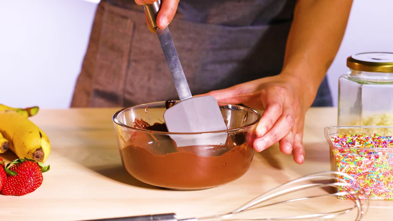 과일과 스프링클러와 함께 초콜릿을 는 것