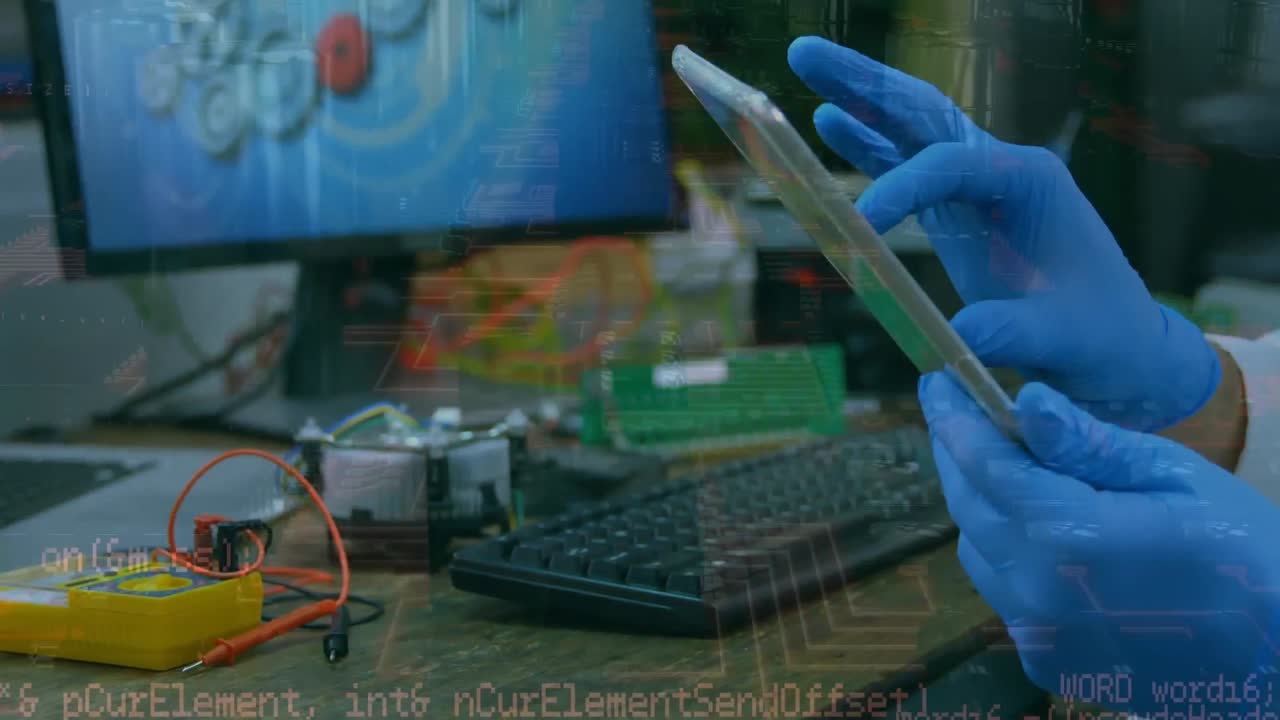 animazione dell'elaborazione dei dati finanziari sulle mani di un uomo di due razze che usa uno smartphone