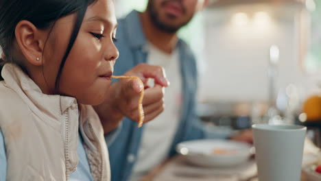 Padre,-Hijos-Y-Una-Niña-Comiendo-Espaguetis