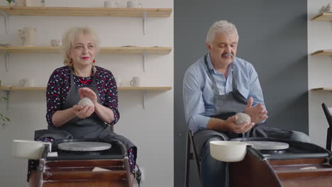 Un-Grupo-De-Mujeres-Mayores-Y-Un-Hombre-Aprenden-Juntos-A-Hacer-Cerámica-En-Un-Torno-De-Alfarero.-Hacer-Utensilios-En-Un-Torno-De-Alfarero-Retirado