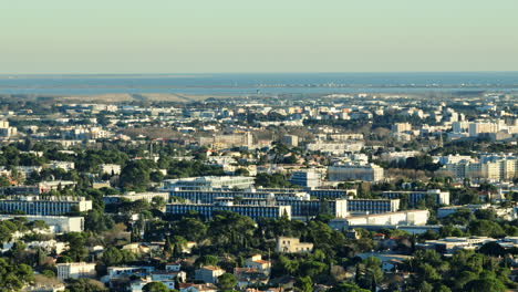 Montpellier-Von-Oben:-Eine-Harmonische-Mischung-Aus-Städtischen-Strukturen-Und-Grün